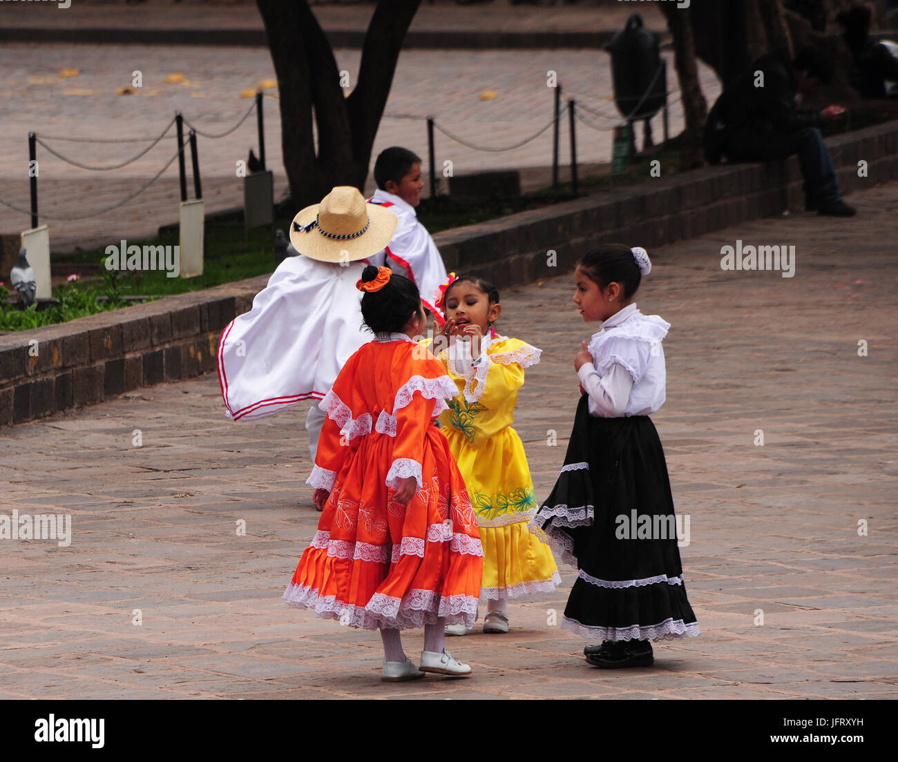 Dans l'ancienne capitale du puissant empire inca et plus tard la ville coloniale de Cuzco. Les enfants de l'école dans des vêtements dans la vieille ville. Prises 28.10.2016. Photo : Reinhard Kaufhold/dpa-Zentralbild/ZB | conditions dans le monde entier Banque D'Images