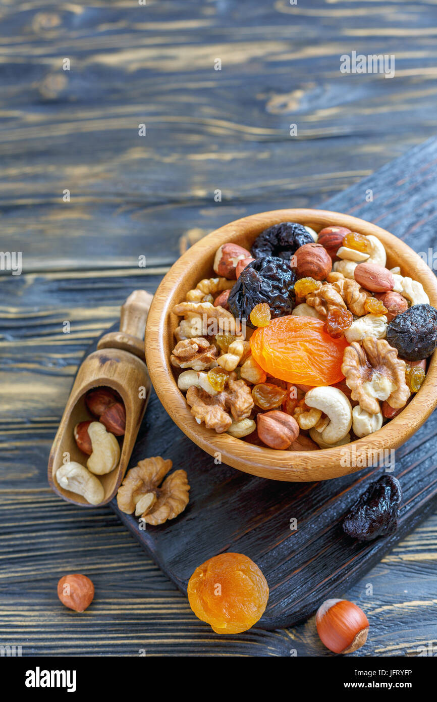 Les noix et fruits séchés dans un bol en bois. Banque D'Images