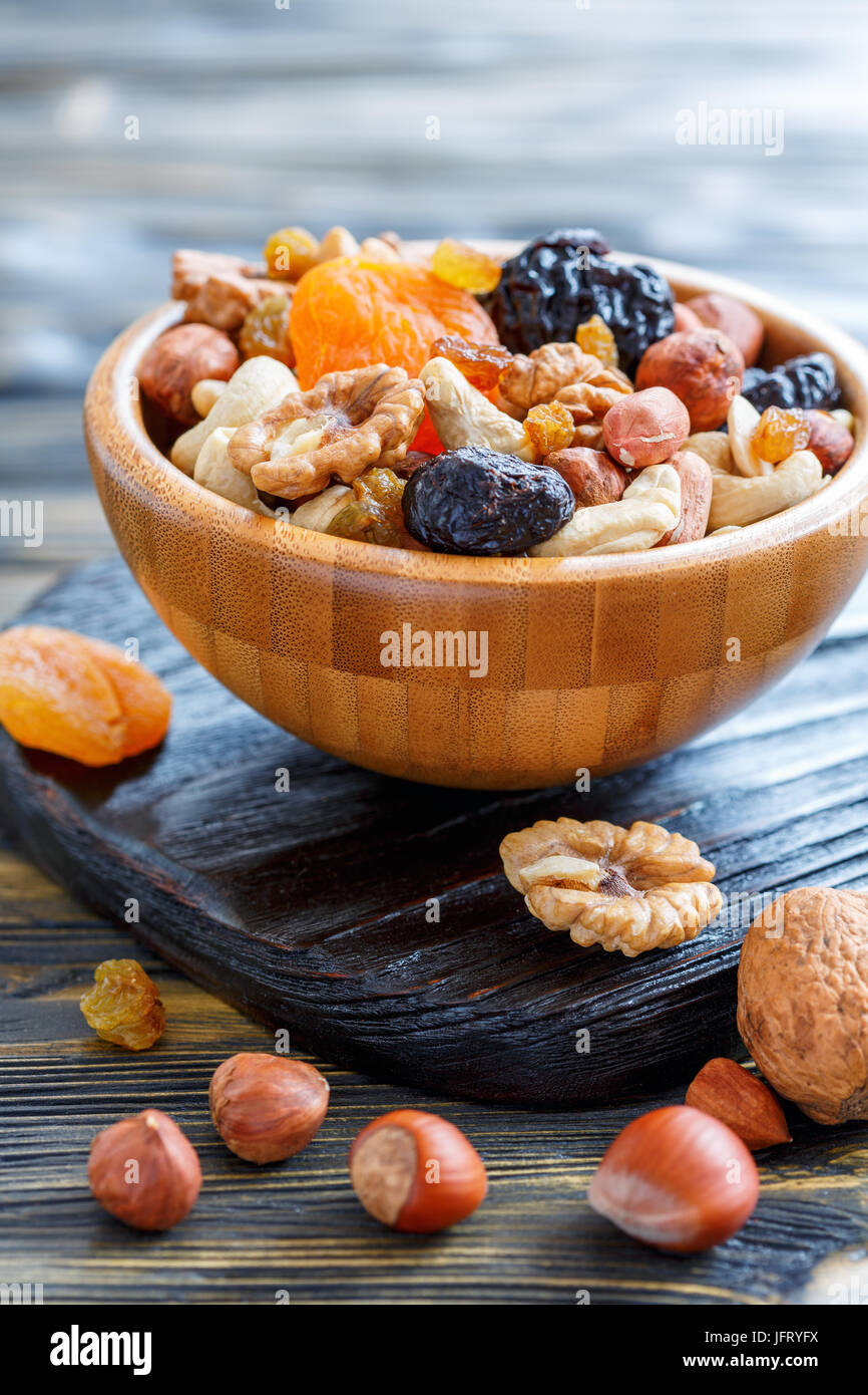 Fruits secs et noix mélangées dans un bol en bois. Banque D'Images