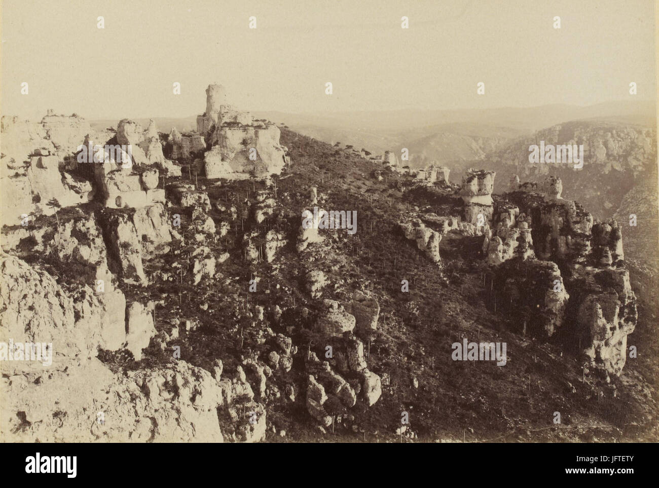 35. Montpellier le Vieux, la Citadelle, au fond, à droite, la corniche du Larzac sur la rive gauche de la Dourbie (James Jackson, 1888) Banque D'Images