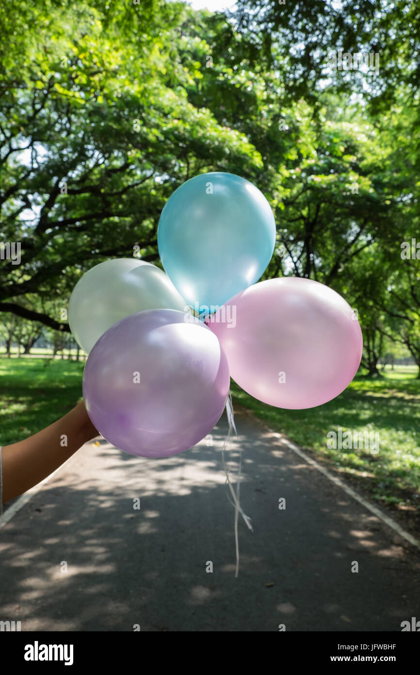 Fille Main Tenant Ballons Multicolores Fait Avec Un Retro Vintage