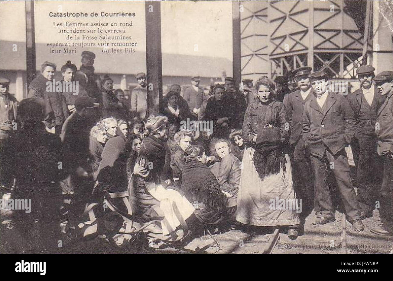 Catastrophe de Courrières - Les Femmes assises en rond attendent sur le carreau de la Fosse de Sallaumines Photo Stock - Alamy