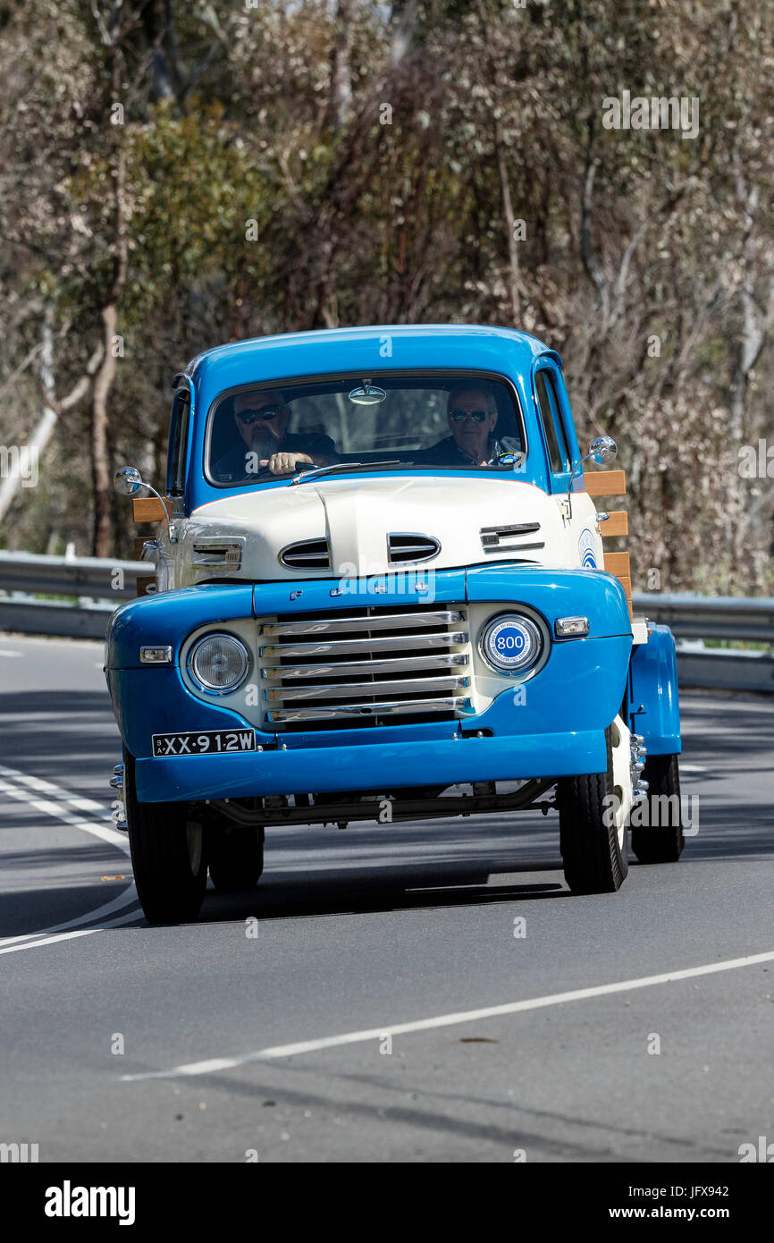Vintage 1948 Ford F5 la conduite de camions sur les routes de campagne près de la ville de Birdwood, Australie du Sud. Banque D'Images