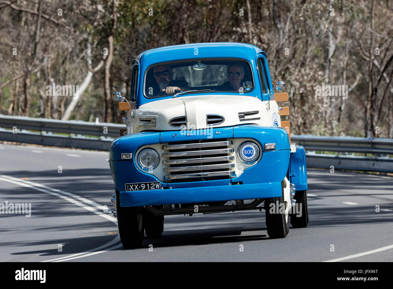 Vintage 1948 Ford F5 la conduite de camions sur les routes de campagne près de la ville de Birdwood, Australie du Sud. Banque D'Images