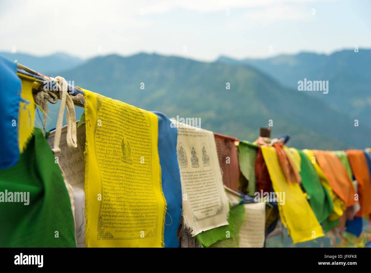 Drapeaux de prière Tibetains colorés avec détail long texte et photos sur la culture du Tibet au drapeau suspendu l'Himachal Pradesh , en Inde, en Asie Banque D'Images