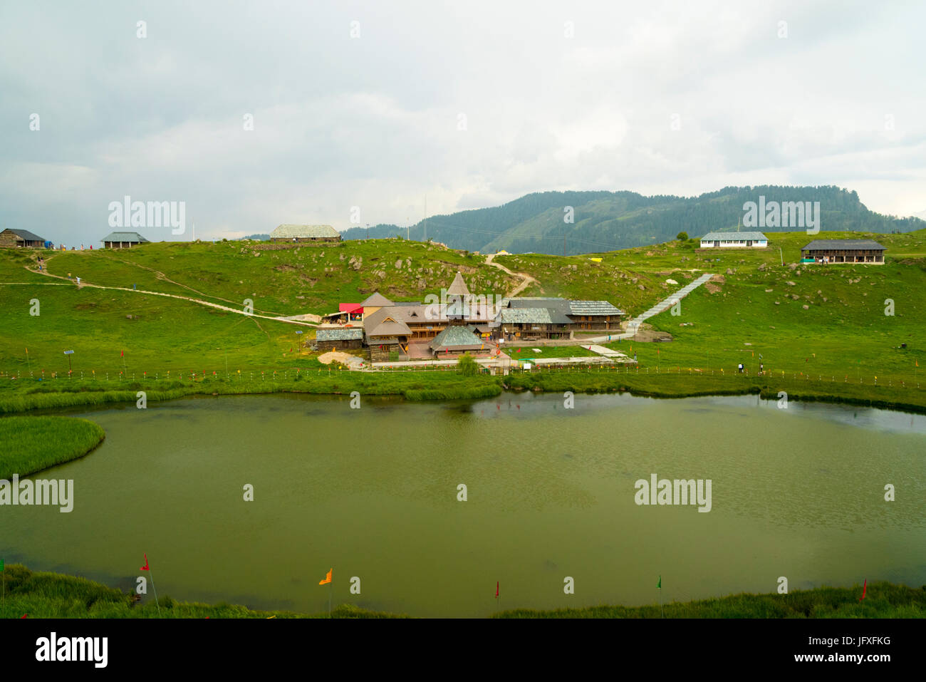 Ancien Temple Lac Prashar Prashar avec vue sur l'étang de l'eau sainte et vert nature paysage à Prashar Lake district, Mandi, Himachal Pradesh, Inde Asie Banque D'Images