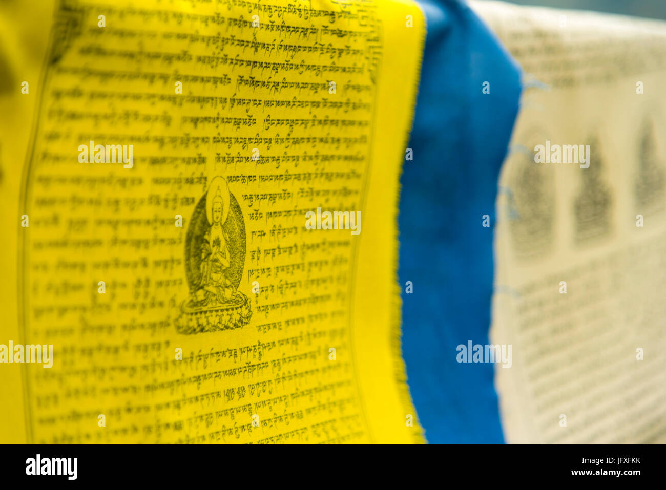 Drapeaux de prière Tibetains colorés avec détail long texte et photos sur la culture du Tibet au drapeau suspendu l'Himachal Pradesh , en Inde, en Asie Banque D'Images