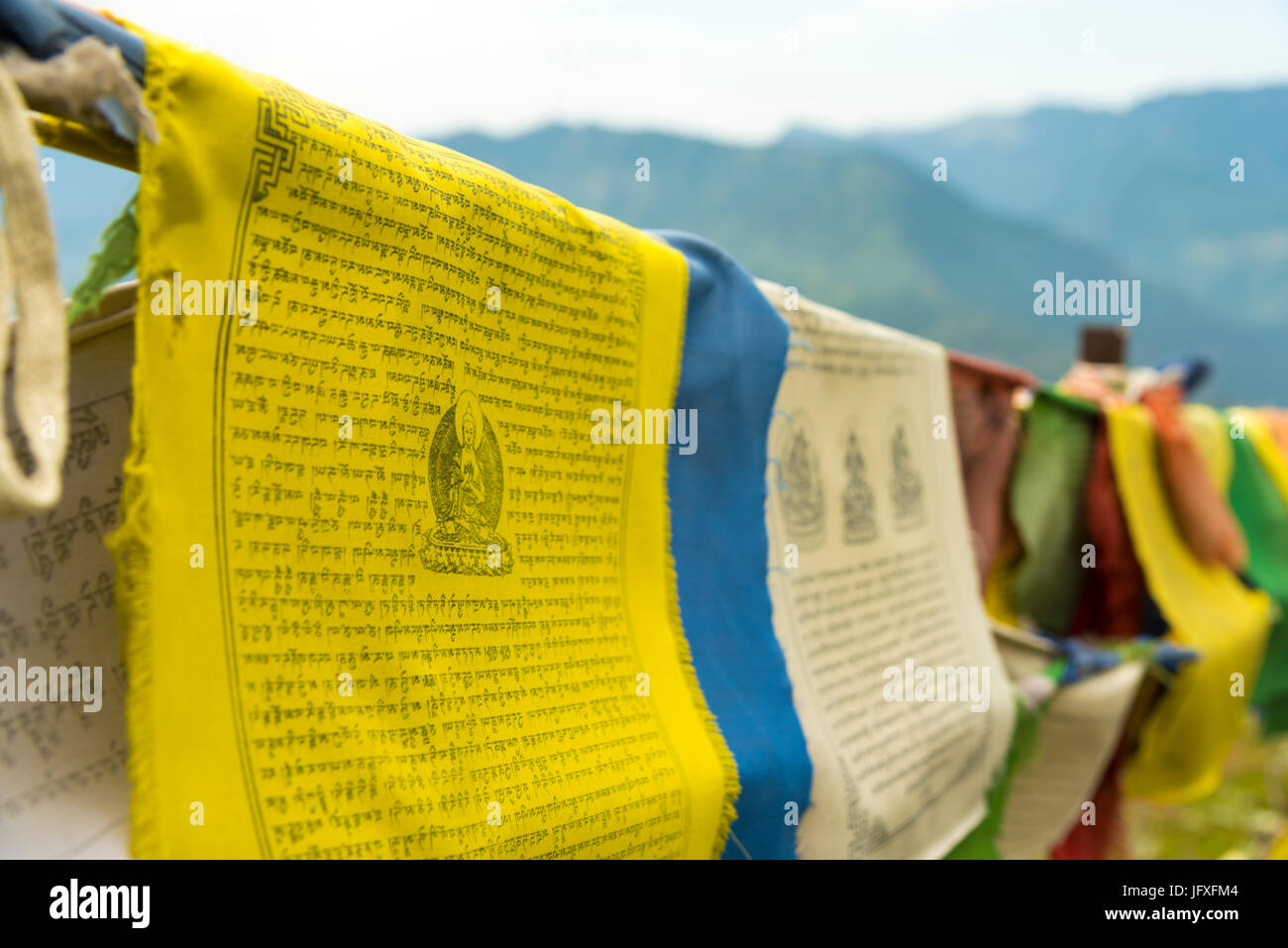 Drapeaux de prière Tibetains colorés avec détail long texte et photos sur la culture du Tibet au drapeau suspendu l'Himachal Pradesh , en Inde, en Asie Banque D'Images