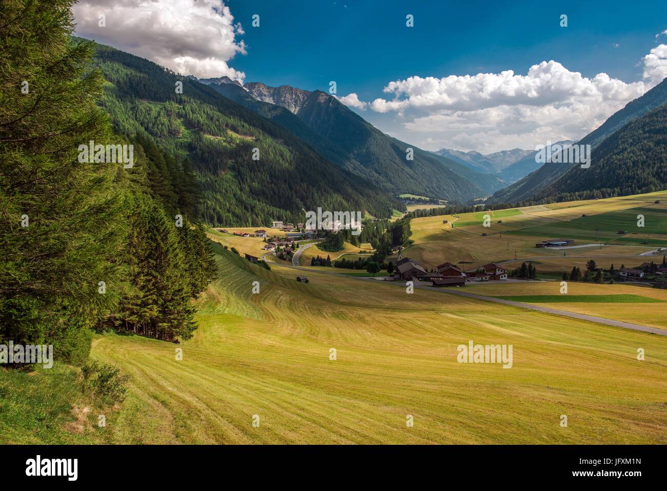 Village d'GroÃŸdorf GroÃŸglockner près de montagne. L'été pittoresque village alpin de l'Autriche. Vallée Kalser Banque D'Images