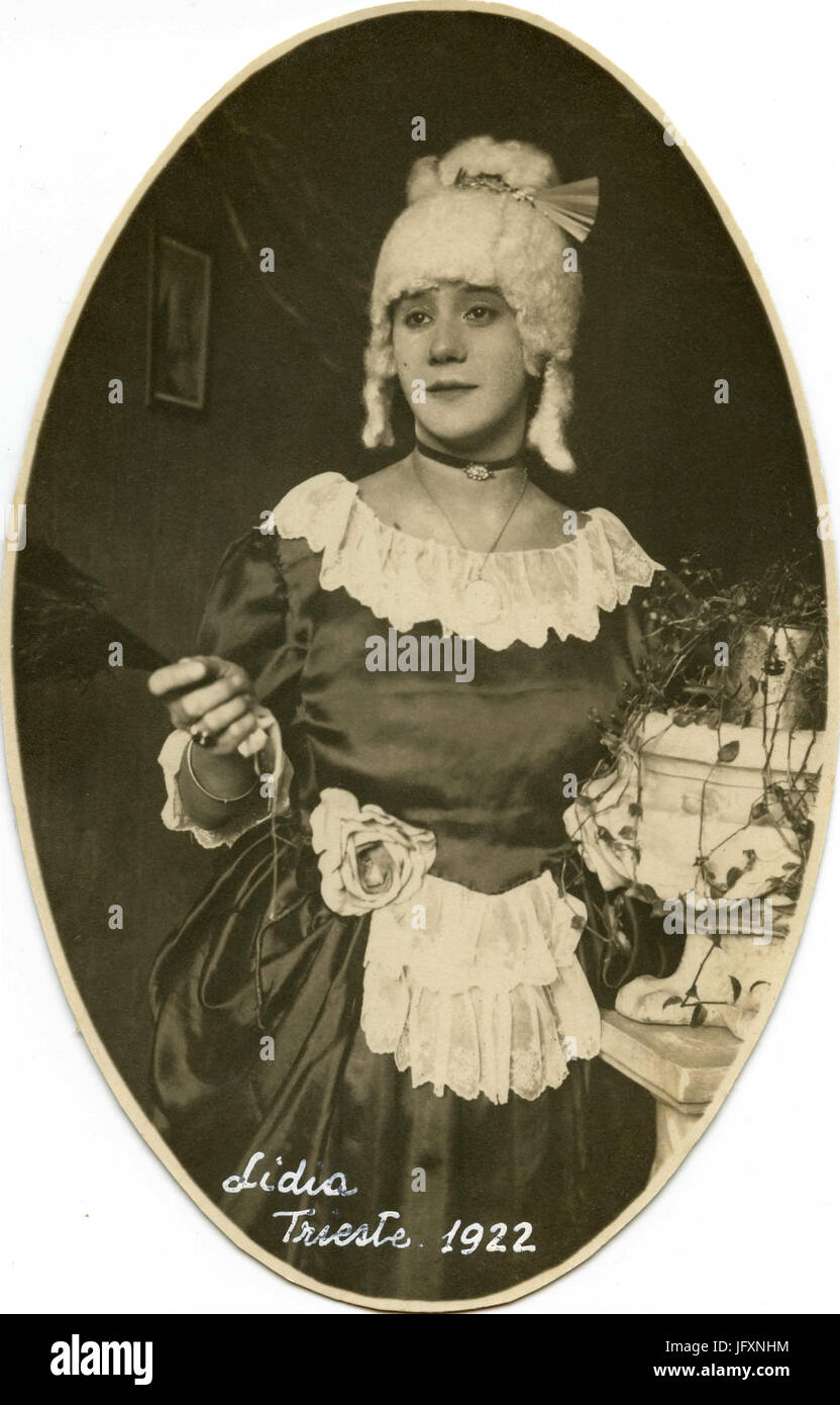 Portrait ovale de femme avec perruque blanche, Italie 1922 Banque D'Images