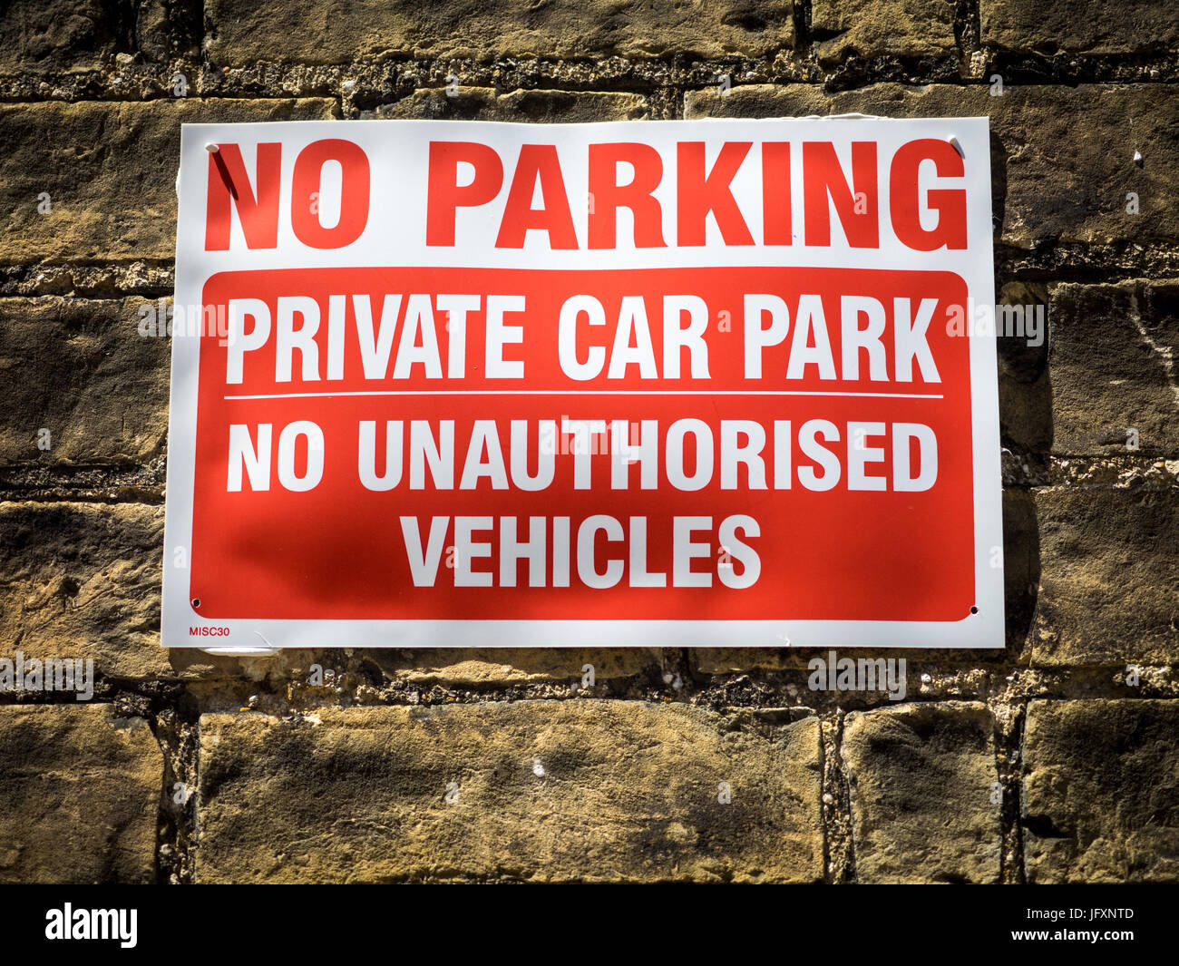 Un parking gratuit Pas de signe sur un mur à Cambridge UK Banque D'Images