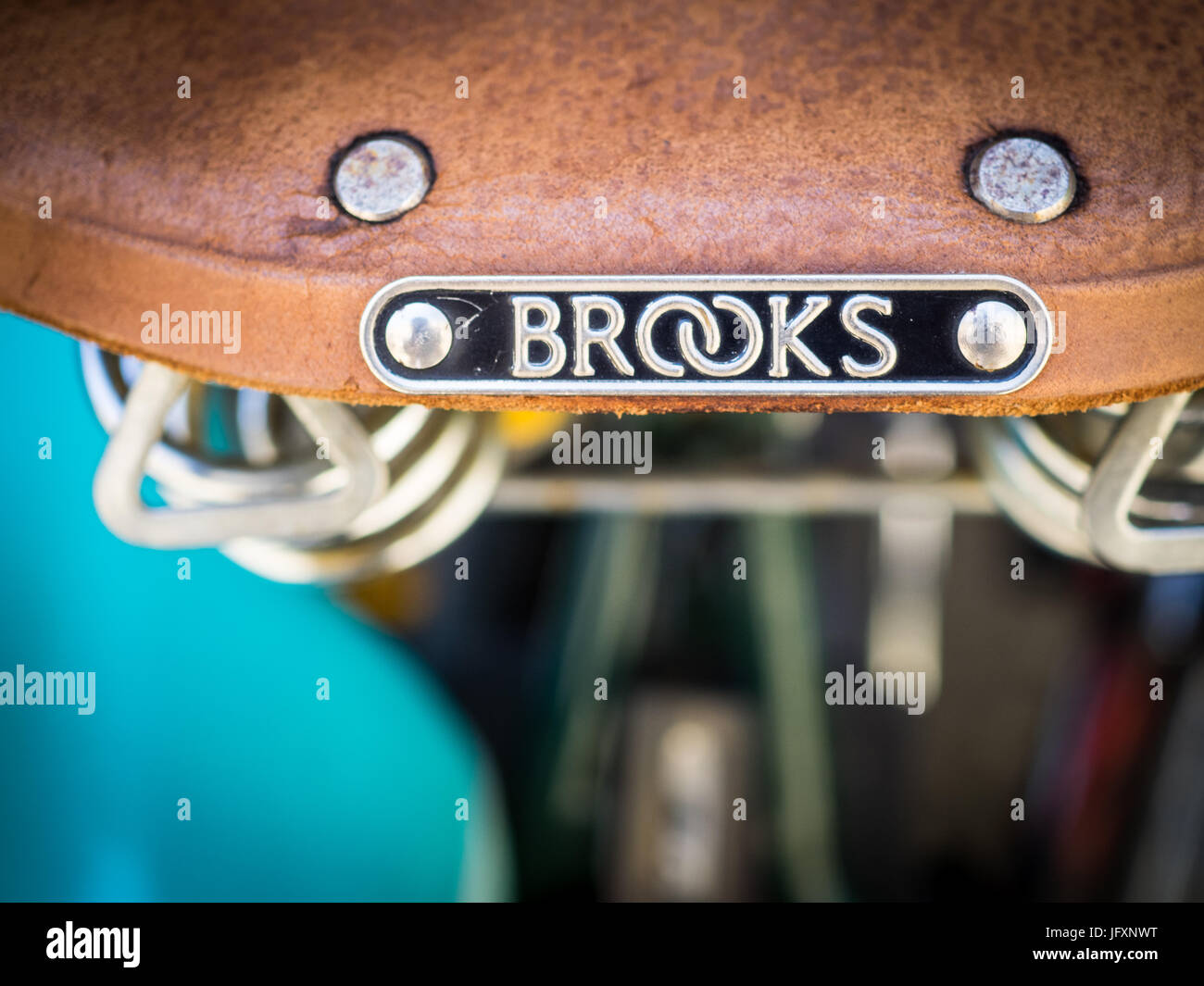 Selle de vélo en cuir Brooks. Brooks est un fabricant traditionnel de produits en cuir basé au Royaume-Uni. Formé en 1866, il commence à fabriquer des selles en 1882. Banque D'Images