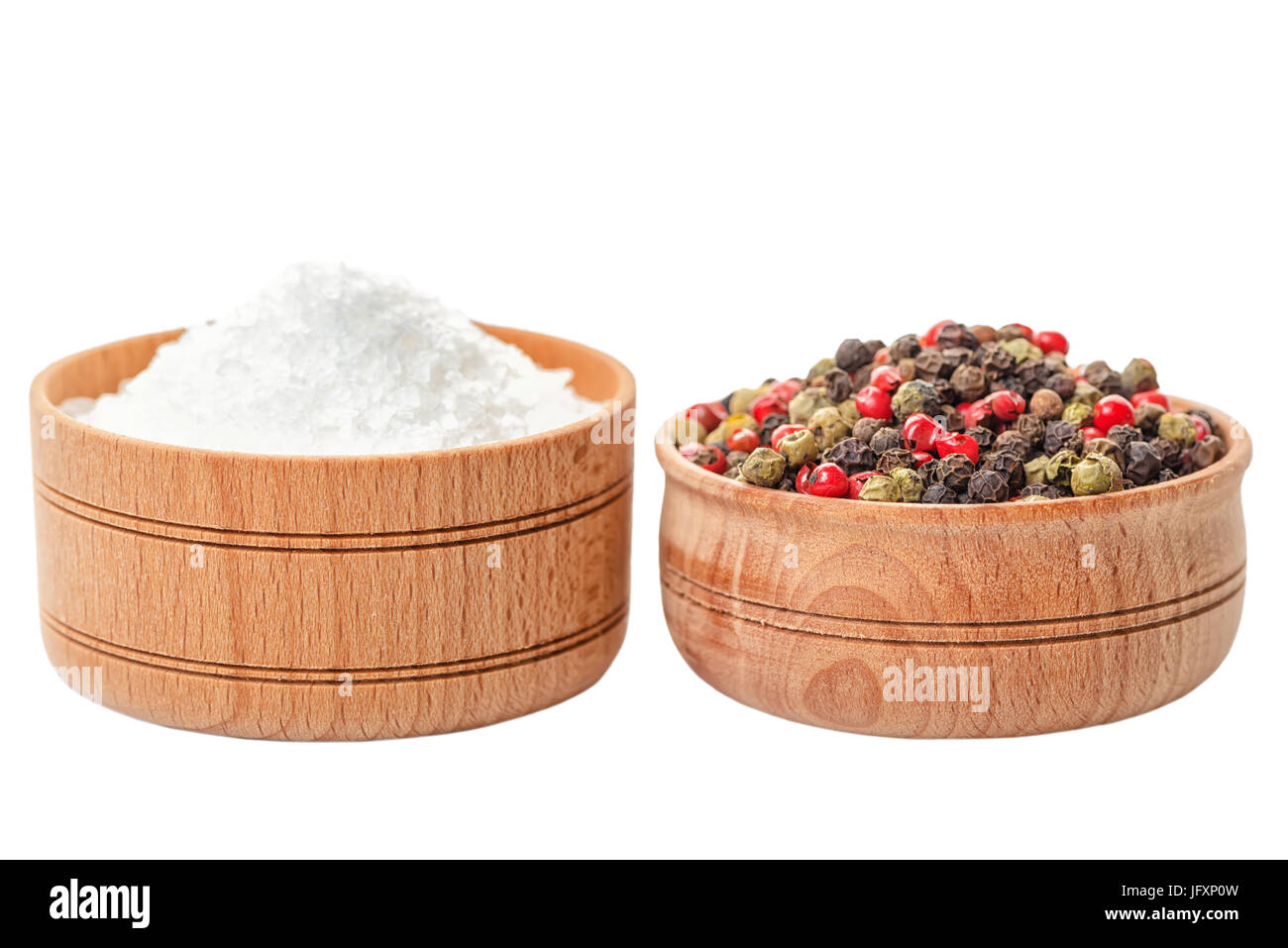Poivrons secs différents et de sel de mer en pot en bois naturel isolé sur fond blanc, Close up Banque D'Images