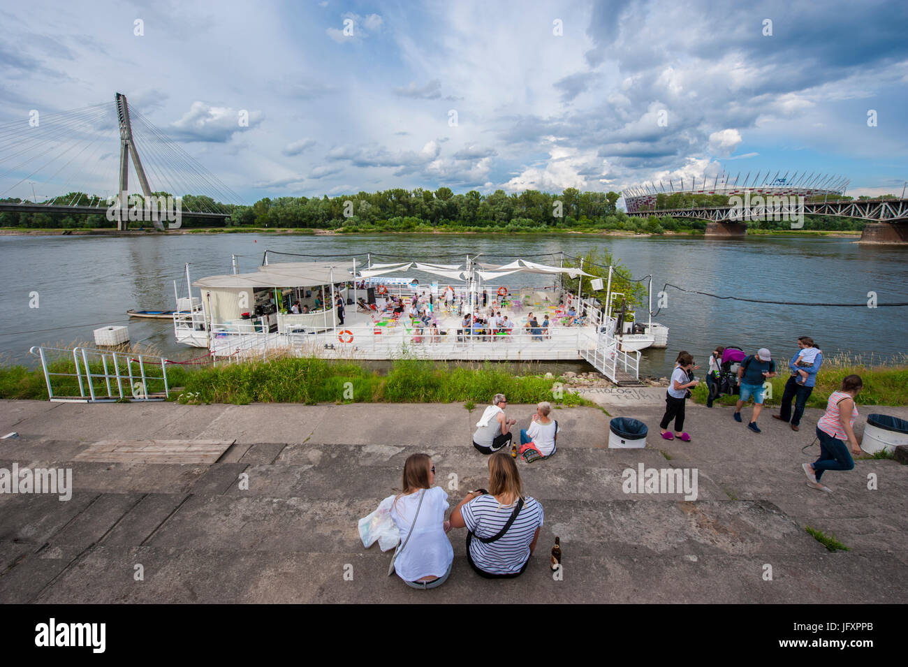 Une péniche amarrée sur la rive de la Vistule à Varsovie utilisé comme un restaurant flottant. Warszawa, Pologne. Banque D'Images