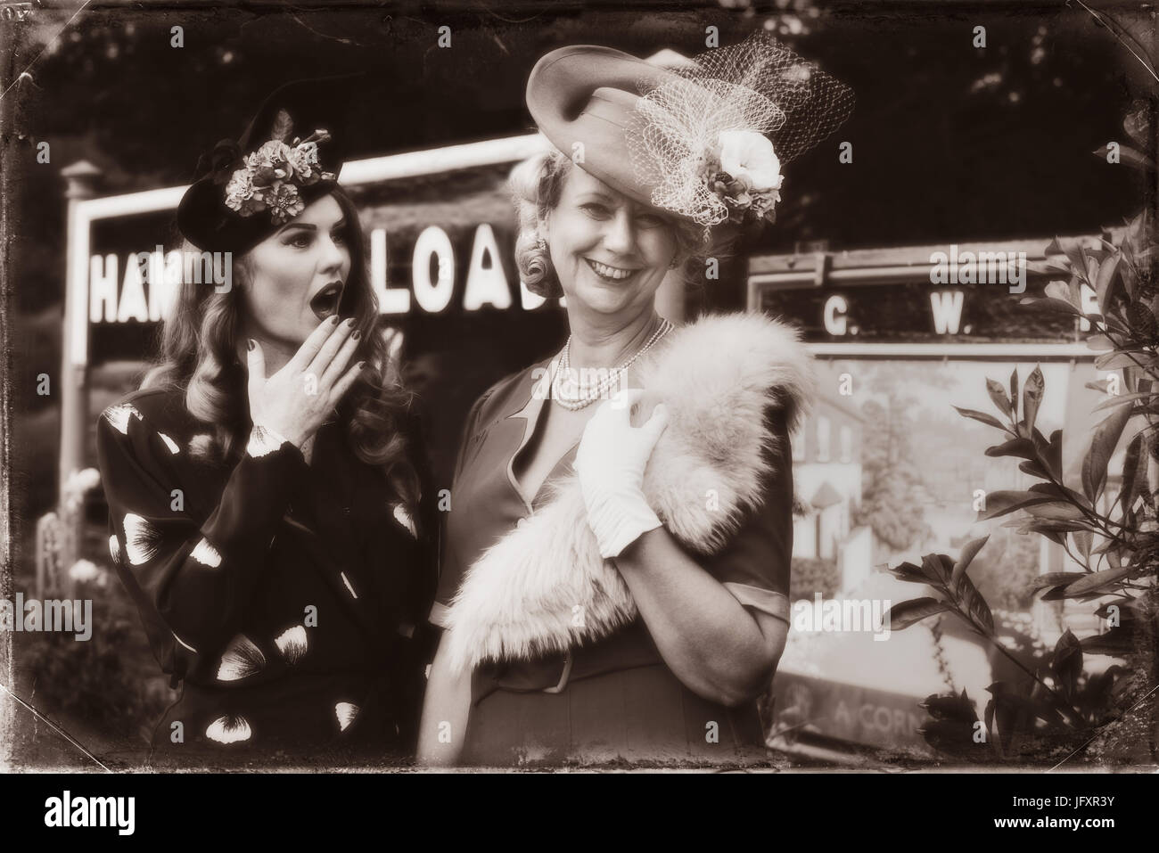 Deux femmes en costume sur la plate-forme de station de train à vapeur dans le cadre du "retour aux années 1940" événement à Severn Valley Railway Banque D'Images