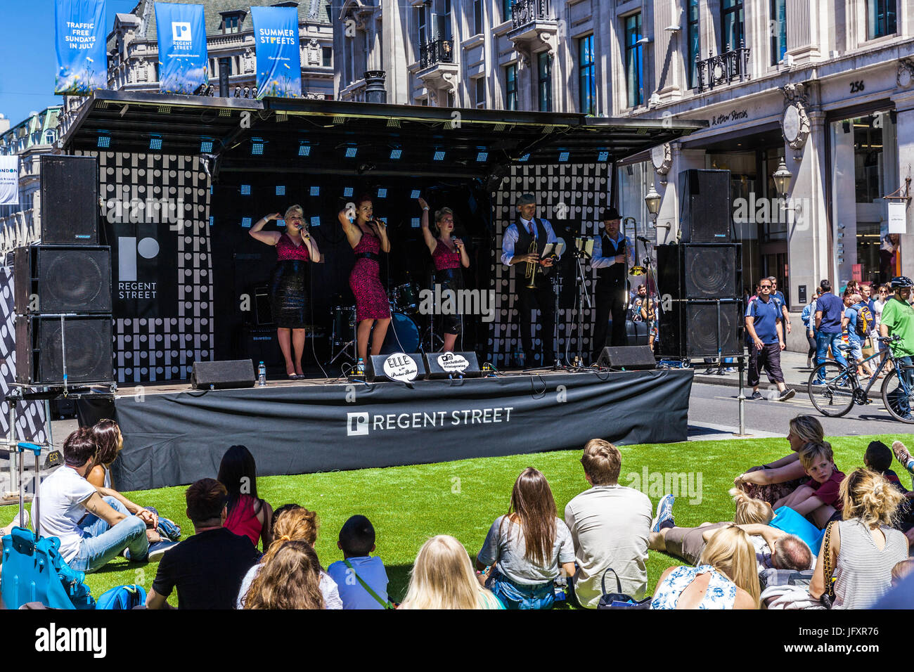 Groupe Live sur la scène du festival rues d'été, Regent Street, London, England, UK Banque D'Images