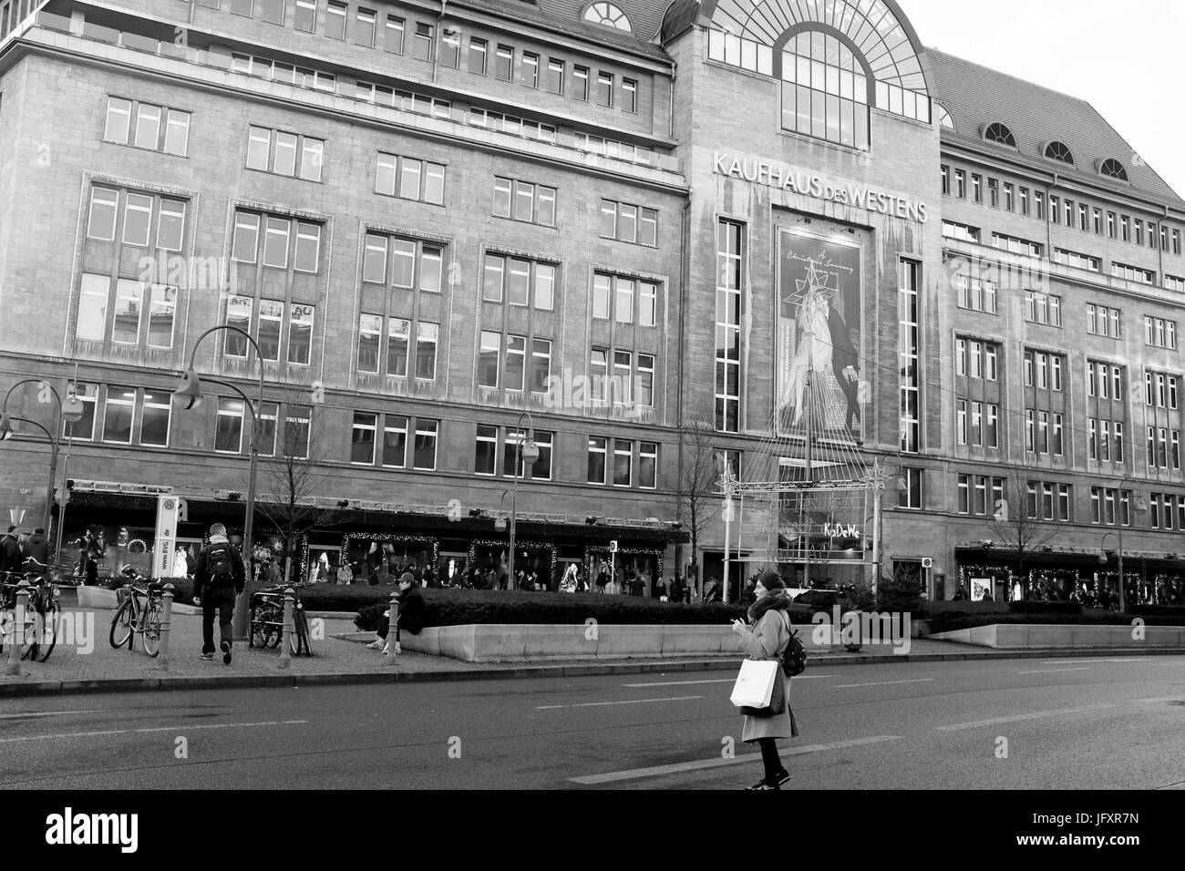 Les acheteurs et les piétons devant l'entrée principale du grand magasin KaDeWe le long de Tauentzienstrasse à Berlin Allemagne sur 21 décembre 2015. Banque D'Images