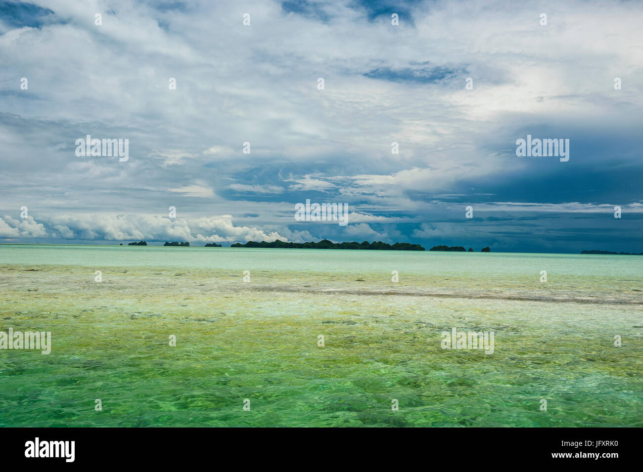 Canal artificiel mis en place par l'Allemagne au 19 ème siècle, Rock islands, Palaos, Centre du Pacifique Banque D'Images