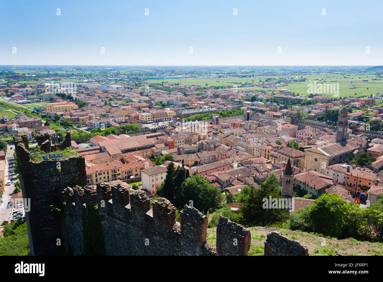 Vue aérienne de Soave, ville fortifiée médiévale en Italie. Domaine viticole de renom. Campagne italienne Banque D'Images