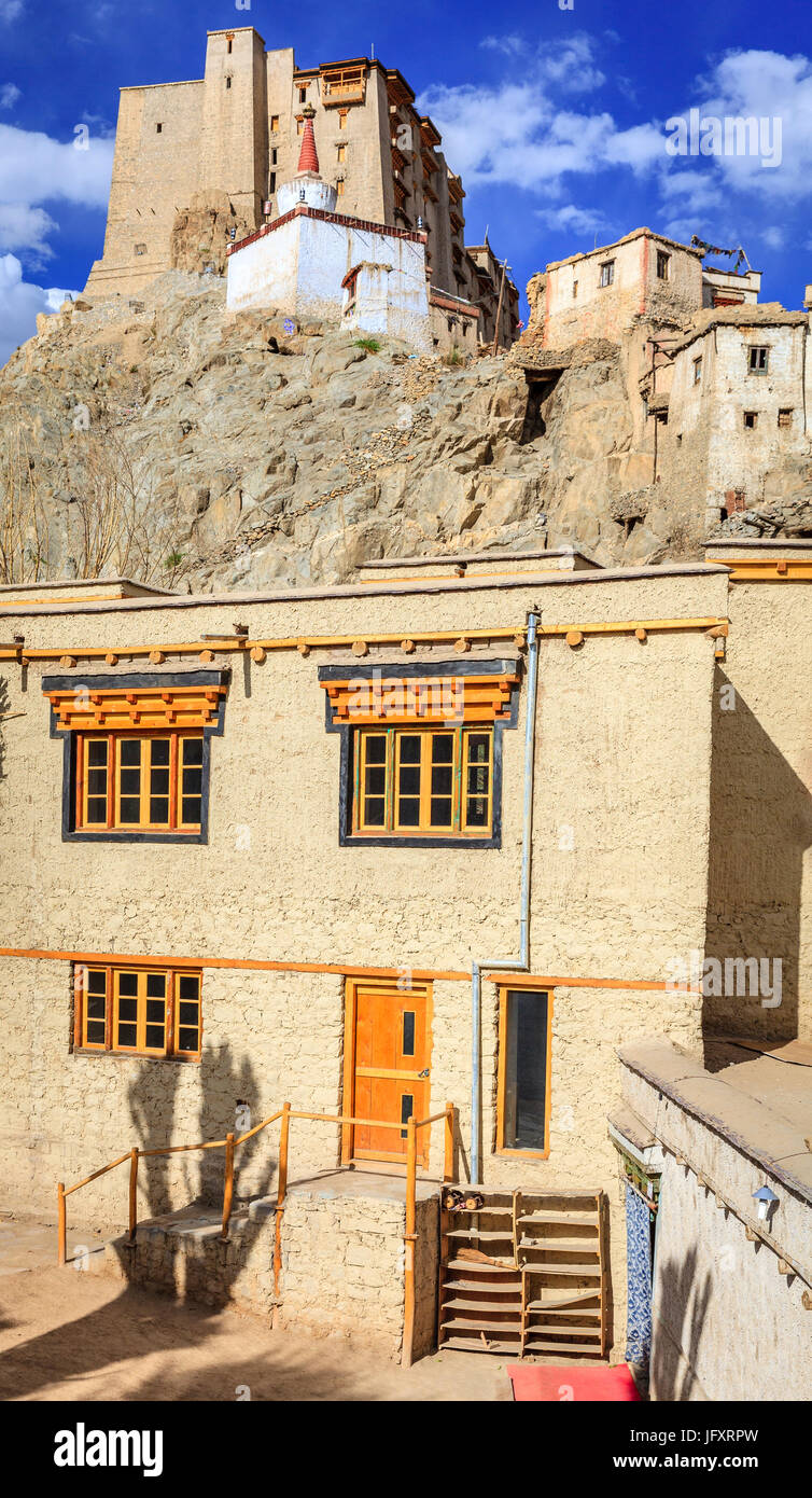 Vue sur Leh Palace ou monastère Namgyal Tsemo à Leh, Ladakh, Inde Banque D'Images