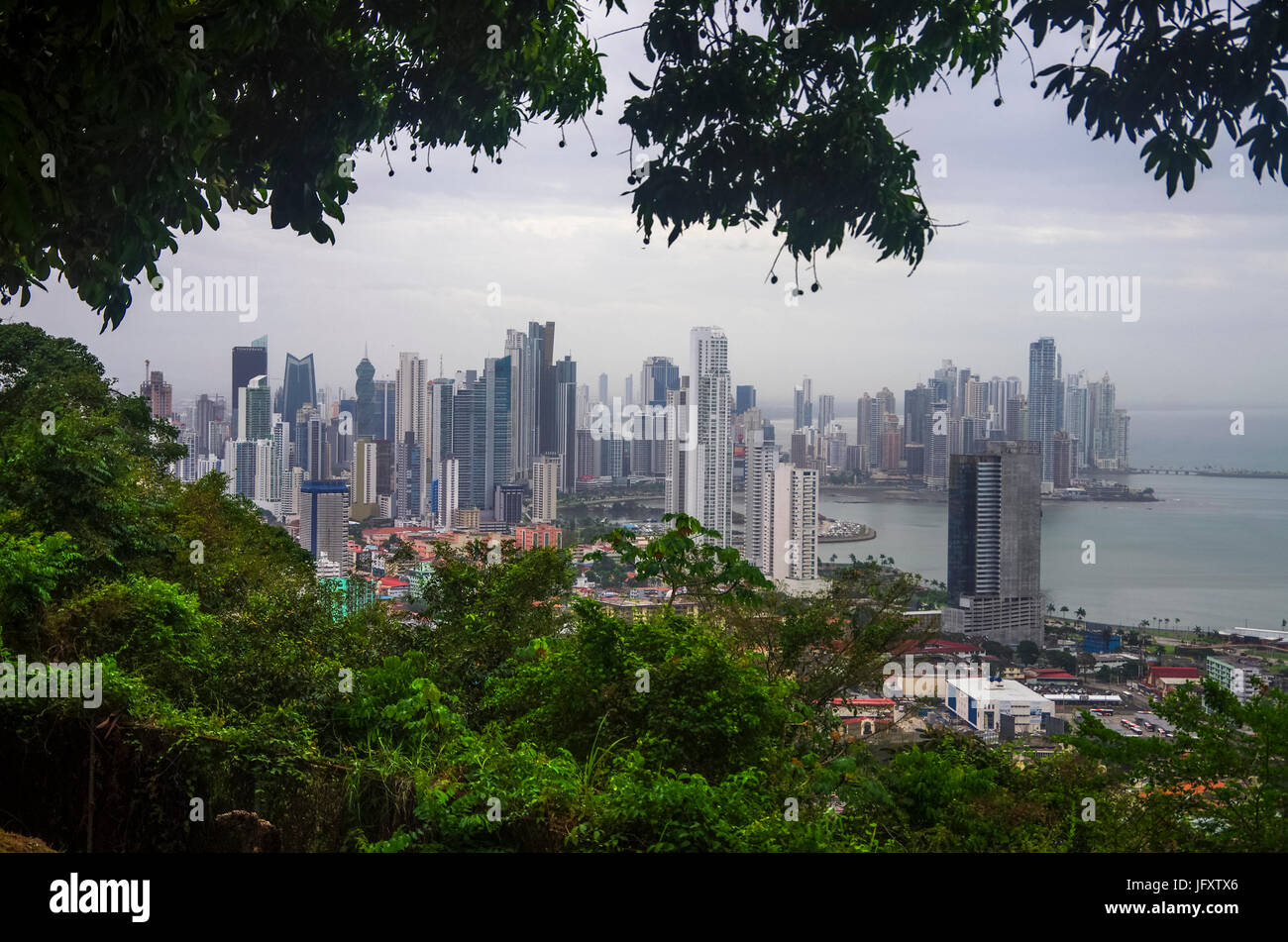 Vue sur la ville de Panama à partir de ancon hill avec les arbres en premier plan Banque D'Images