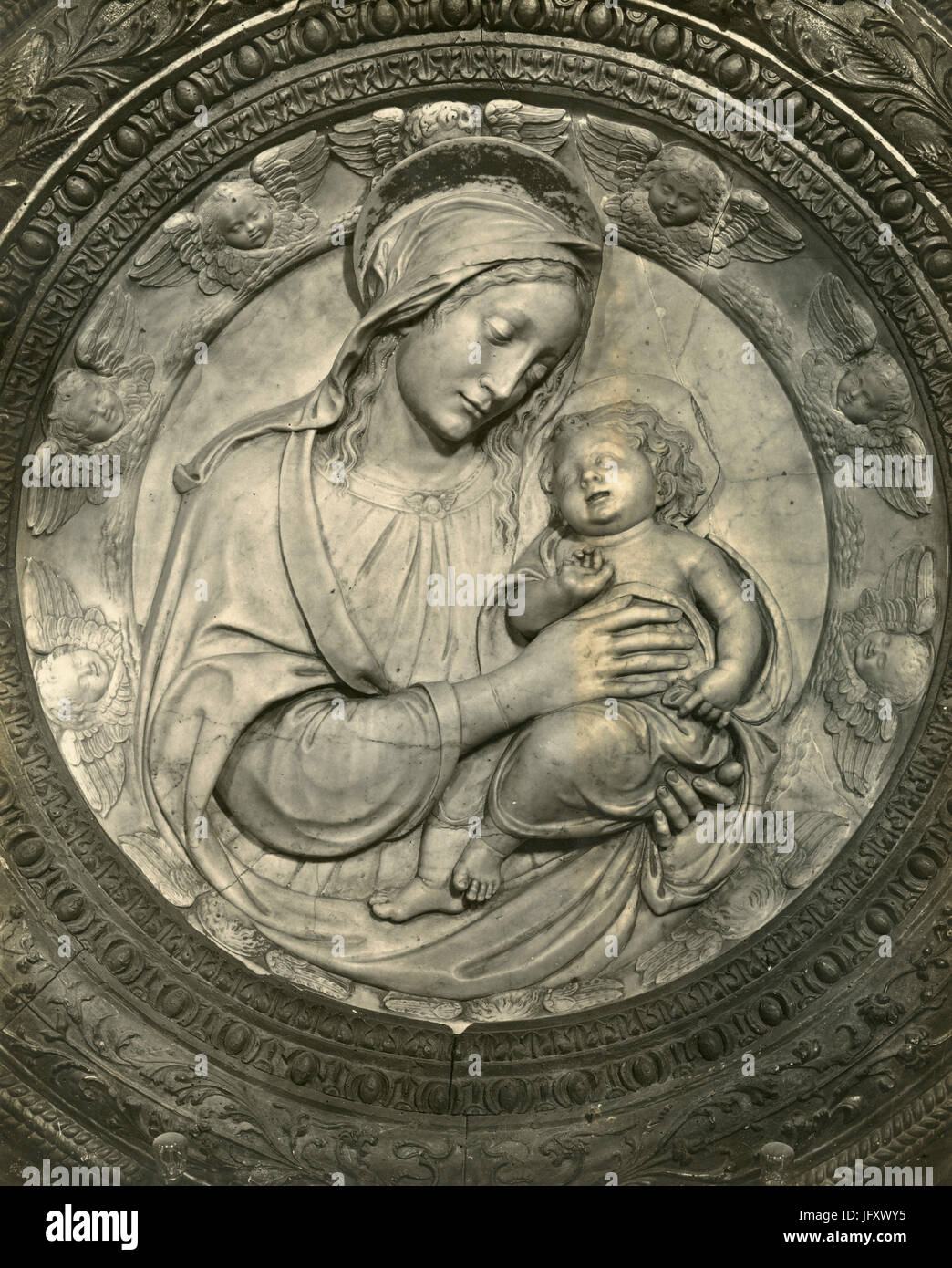 Vierge à l'enfant, en bas-relief de Benedetto da Maiano, Scarperia, Italie Banque D'Images
