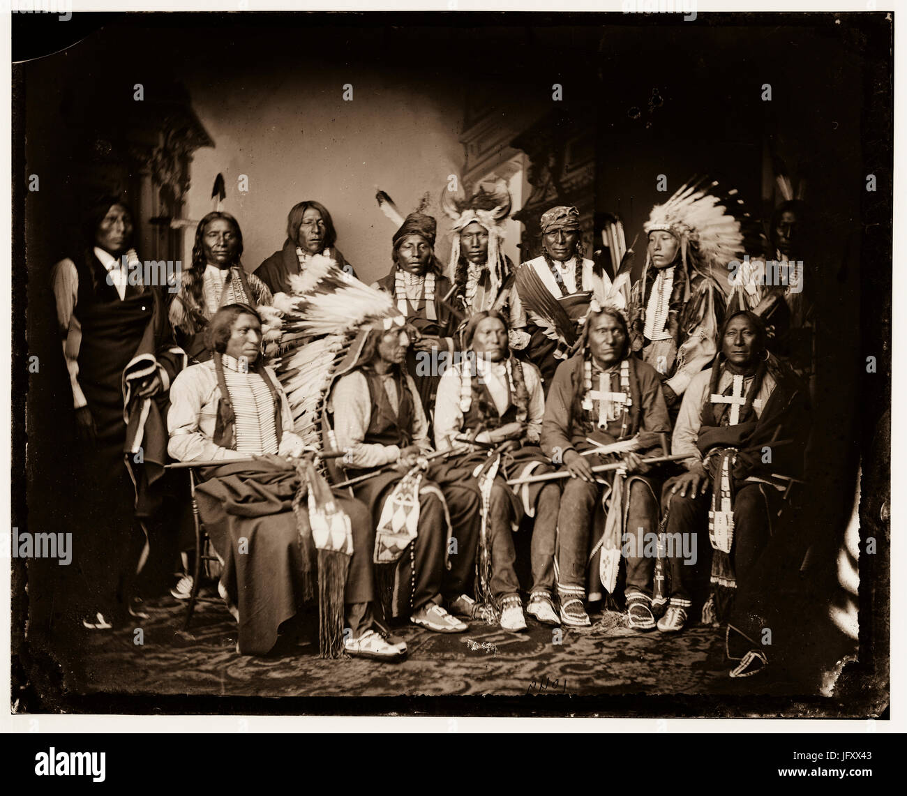 Titre : Red Cloud et les Indiens. Comité permanent - Ours rouge (fils ?), jeune homme peur de son cheval, une bonne voix, Ring Thunder, Fer à Repasser, Crow, la queue blanche tachetée jeune Queue. Assis - Ours jaune, Jack Red Cloud, Big Road, petite plaie, Black Crow CALL NUMBER : LC-BH832- 1049  <P&P >[P&P] NUMÉRO DE REPRODUCTION : LC-DIG-cwpbh-04626 (fichier numérique de l'original nég.) INFORMATIONS SUR LES DROITS DE L'homme : Pas de restrictions connues sur la publication. Moyen : 1 négatif : le verre, le procédé au collodion humide. Création/Publication : [entre 1865 et 1880] Banque D'Images