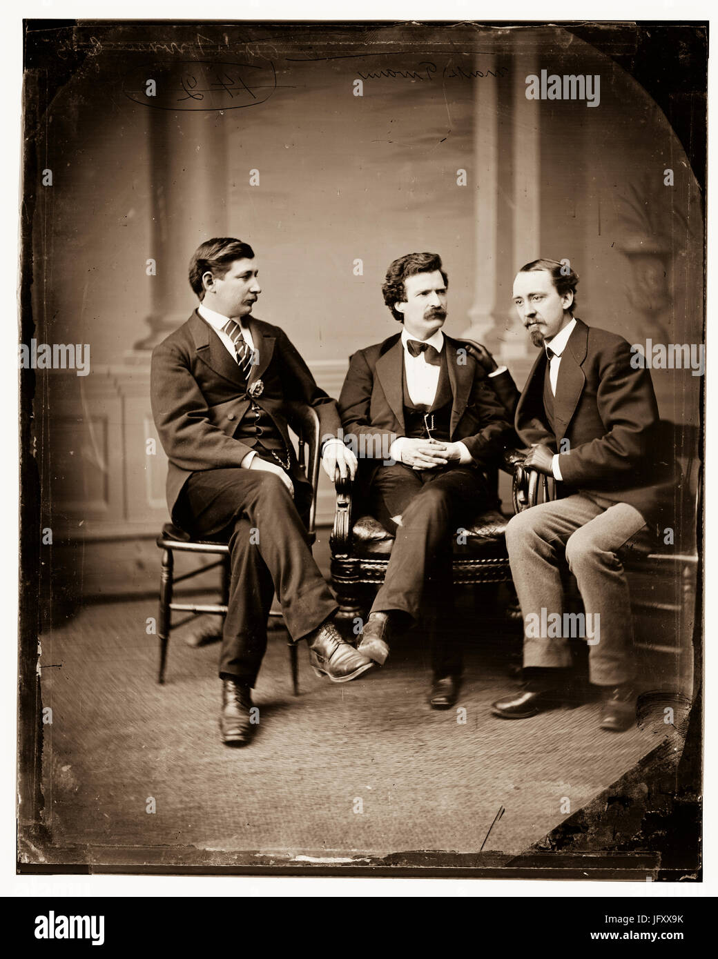 Mark Twain (Samuel L. Clemens) George Alfred Townsend sur la droite, David Gray à gauche créé/Publication : [entre 1865 et 1880] Banque D'Images