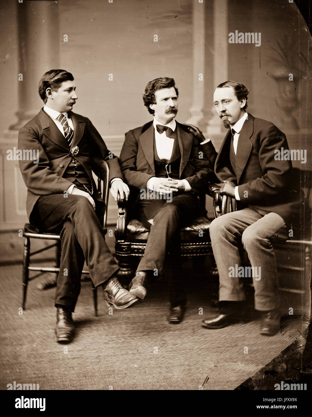 Mark Twain (Samuel L. Clemens) George Alfred Townsend sur la droite, David Gray à gauche créé/Publication : [entre 1865 et 1880] Banque D'Images