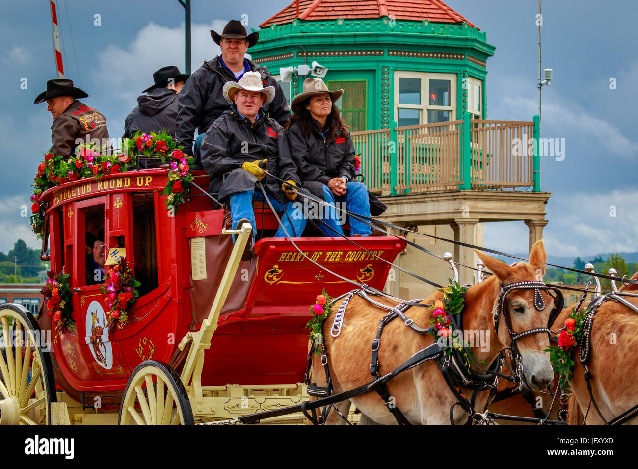 Portland, Oregon, USA - 10 juin 2017 : Pendleton Round-Up Conseil d'administration de Stagecoach dans la Grande Parade Floral, comme il s'étendait à travers la pluie, Banque D'Images