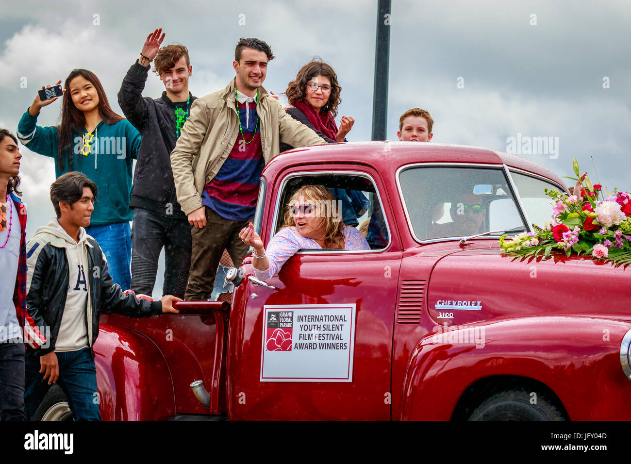 Portland, Oregon, USA - 10 juin 2017 : International Youth Festival du film muet de gagnants dans le Grand Défilé Floral, comme il s'étendait à travers la pluie, Banque D'Images