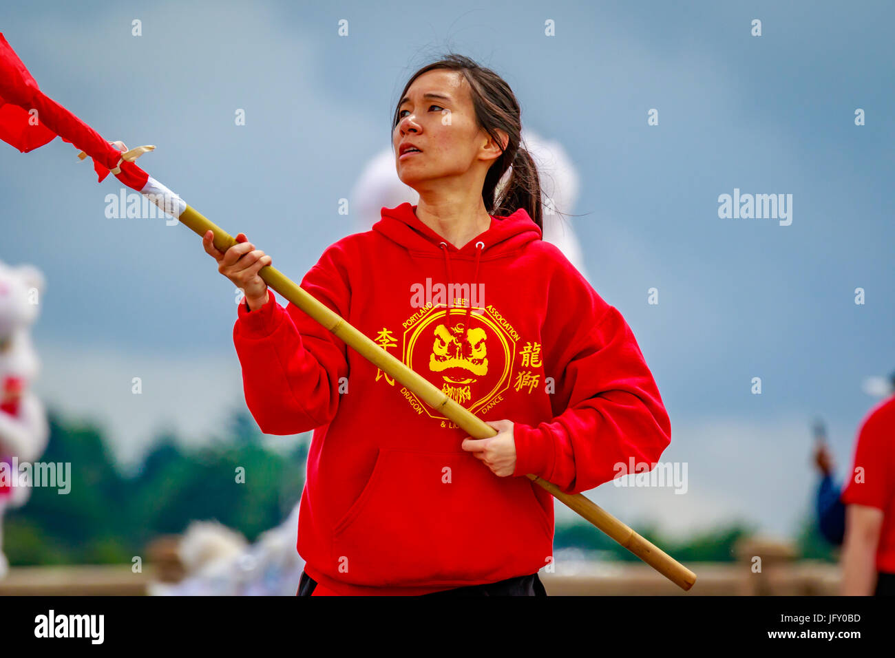 Portland, Oregon, USA - 10 juin 2017 : Lee's Association et l'équipe de Dragon Danse du lion dans la Grande Parade Floral, au cours de Portland Rose Festival 2017. Banque D'Images