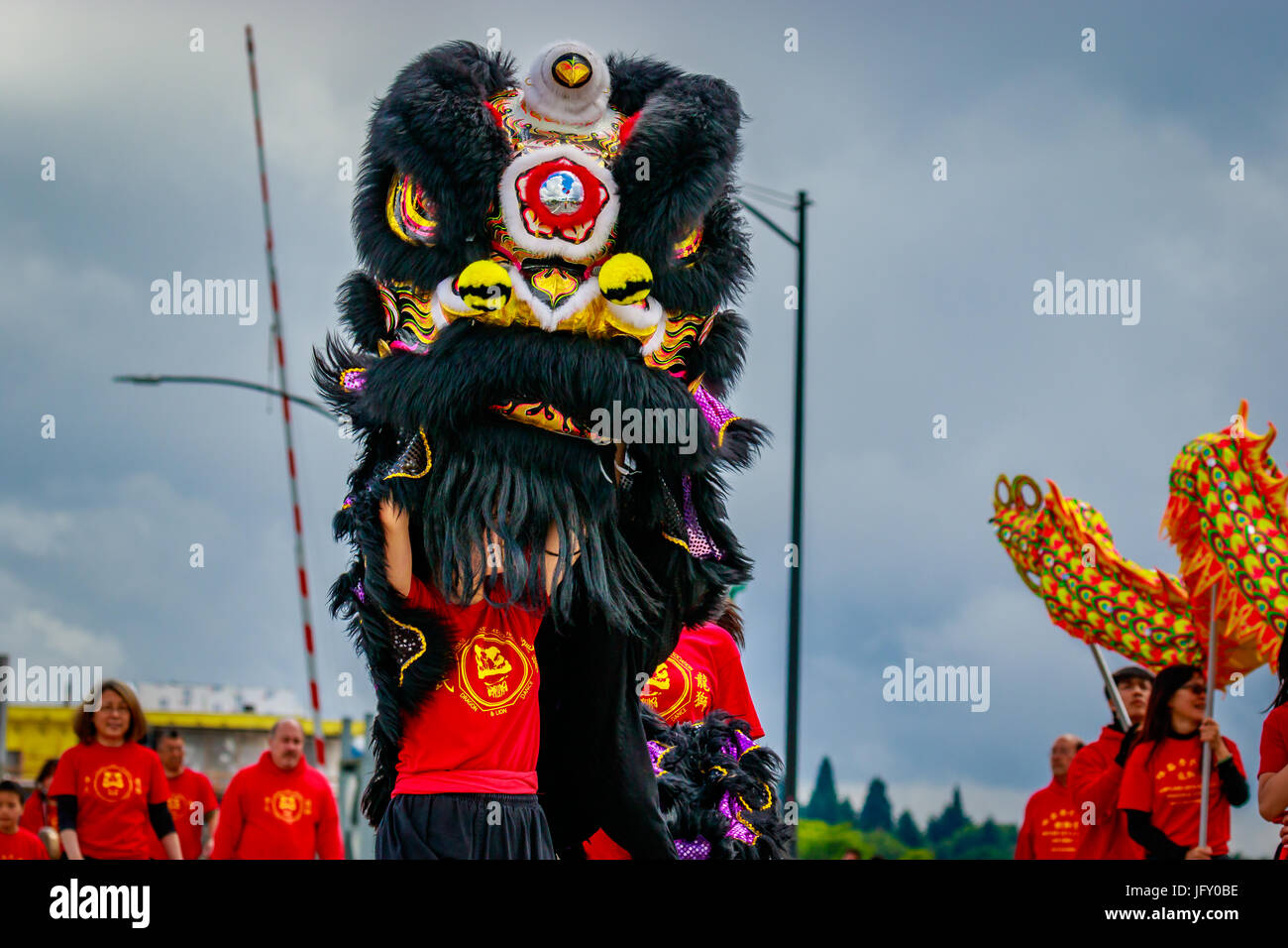 Portland, Oregon, USA - 10 juin 2017 : Lee's Association et l'équipe de Dragon Danse du lion dans la Grande Parade Floral, au cours de Portland Rose Festival 2017. Banque D'Images