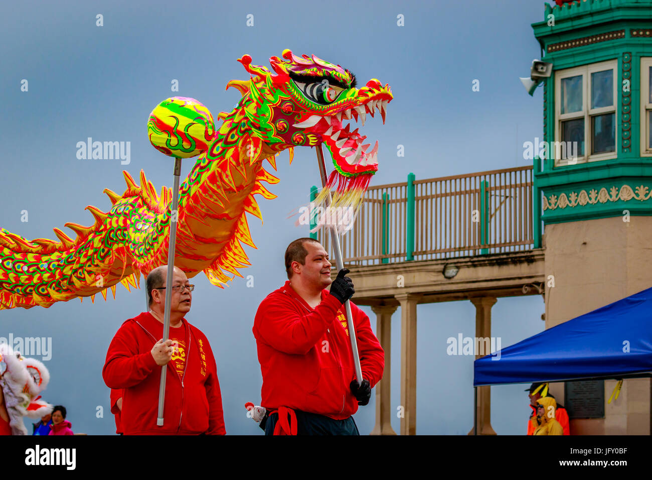 Portland, Oregon, USA - 10 juin 2017 : Lee's Association et l'équipe de Dragon Danse du lion dans la Grande Parade Floral, au cours de Portland Rose Festival 2017. Banque D'Images