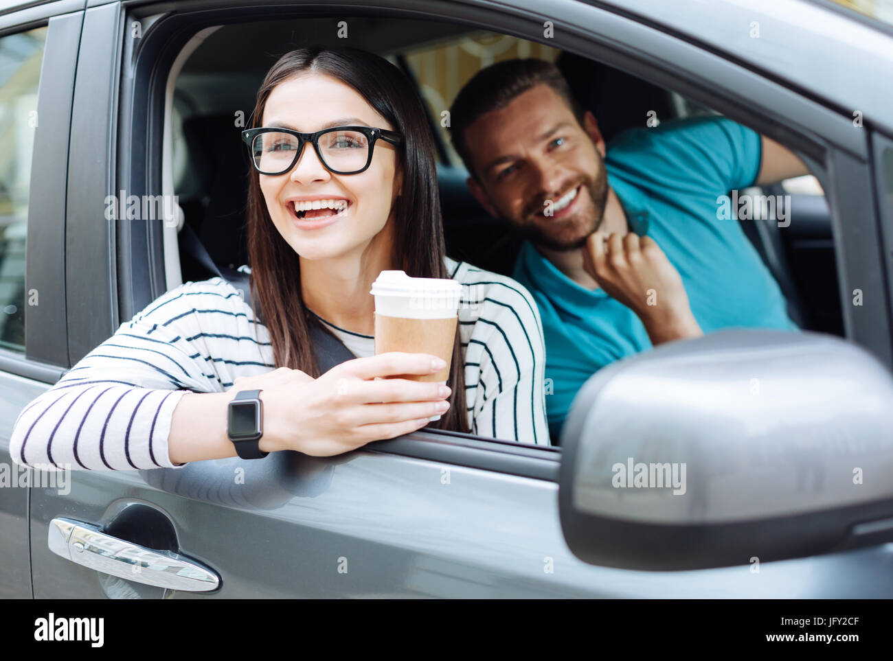 Handsome man smiling at the camera tout en admirant des vues sur la femme Banque D'Images