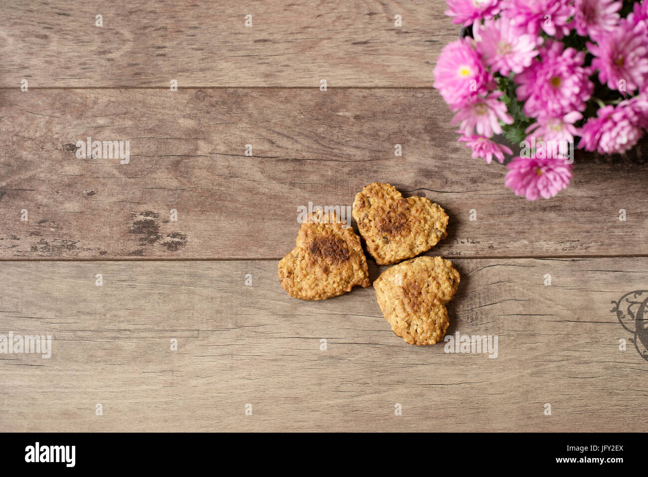 Les cookies en forme de cœur. Vue de dessus de cookies faits maison. Healthy dessert à la cannelle, dates et les noix. Fond de bois rustique Banque D'Images