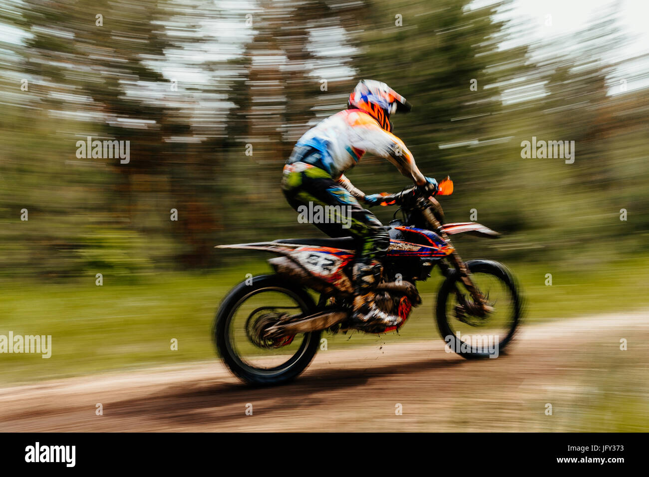 Blurred motion vélo de l'athlète en enduro motocross racing procès forêt Banque D'Images