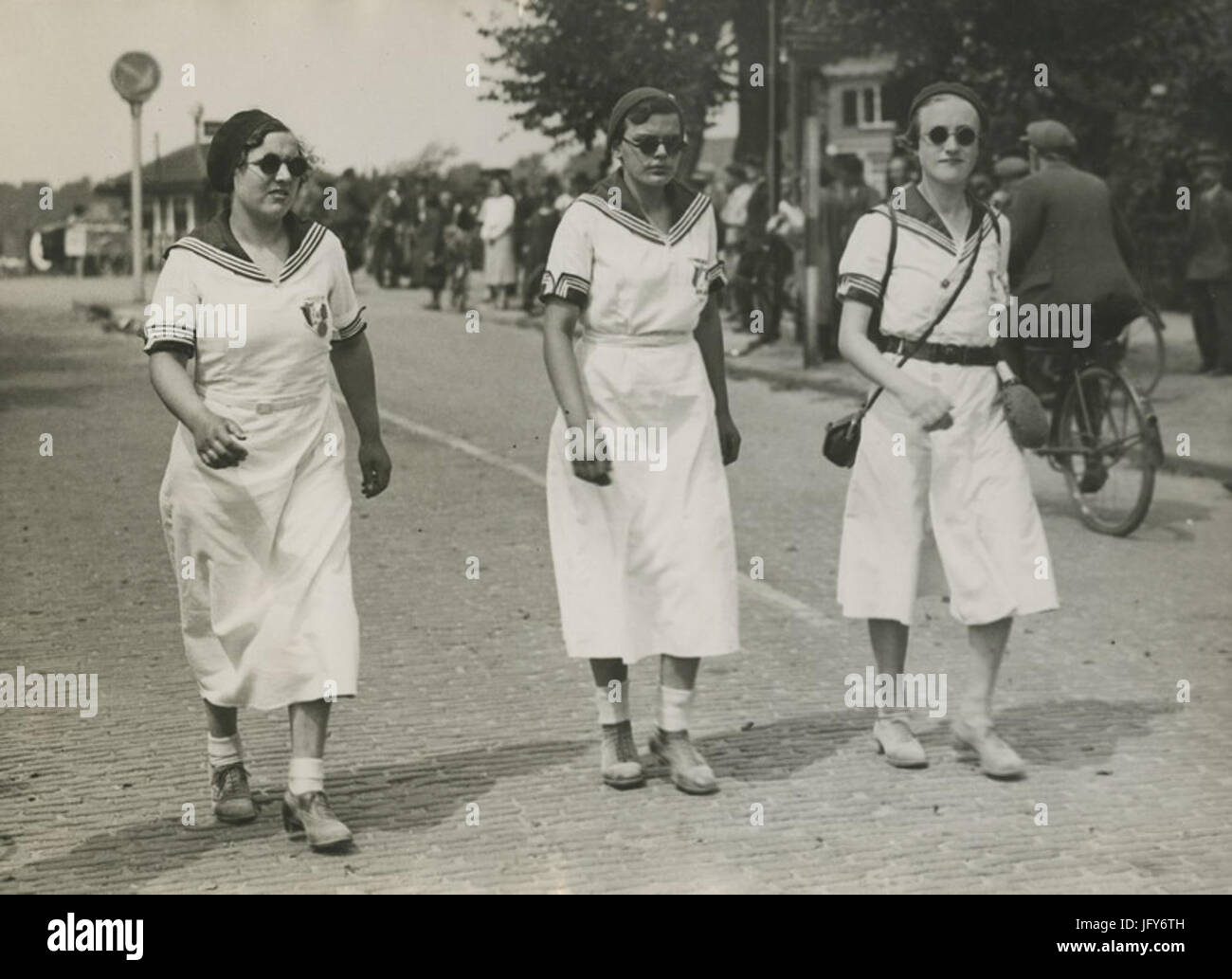 Dans deelneemsters kledij Meir Marine onderweg tijdens een wandeltocht 10. Ze dragen - F4 - 56 KNBLO Banque D'Images