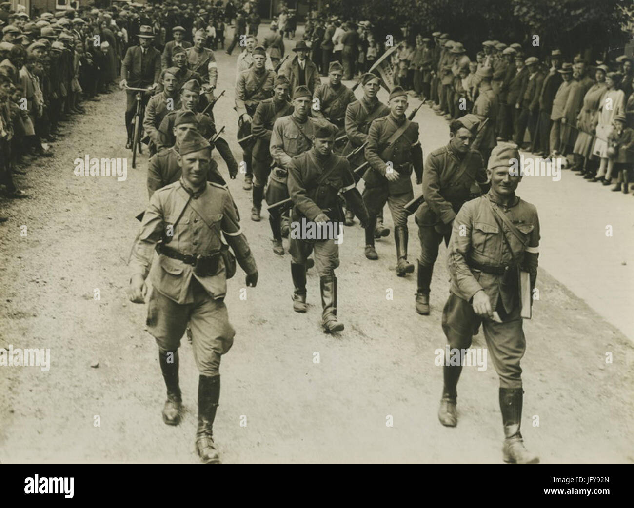 Artilleristen détachement een passeert Wijchen tijdens de e vierdaagse. - F40296 - KNBLO Banque D'Images