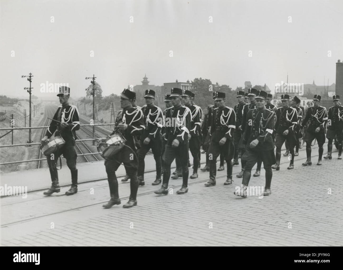Détachement een van de Koninklijke Marechaussee op het dans spoorwegviaduct de St - F40800 - KNBLO Banque D'Images