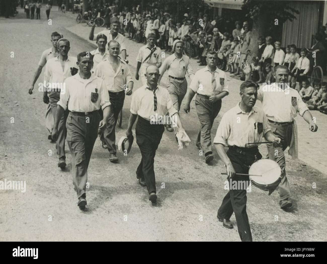 Een groep burgerdeelnemers passeert Wijchen op de tweede dag van de 24e vierdaag - F40507 - KNBLO Banque D'Images