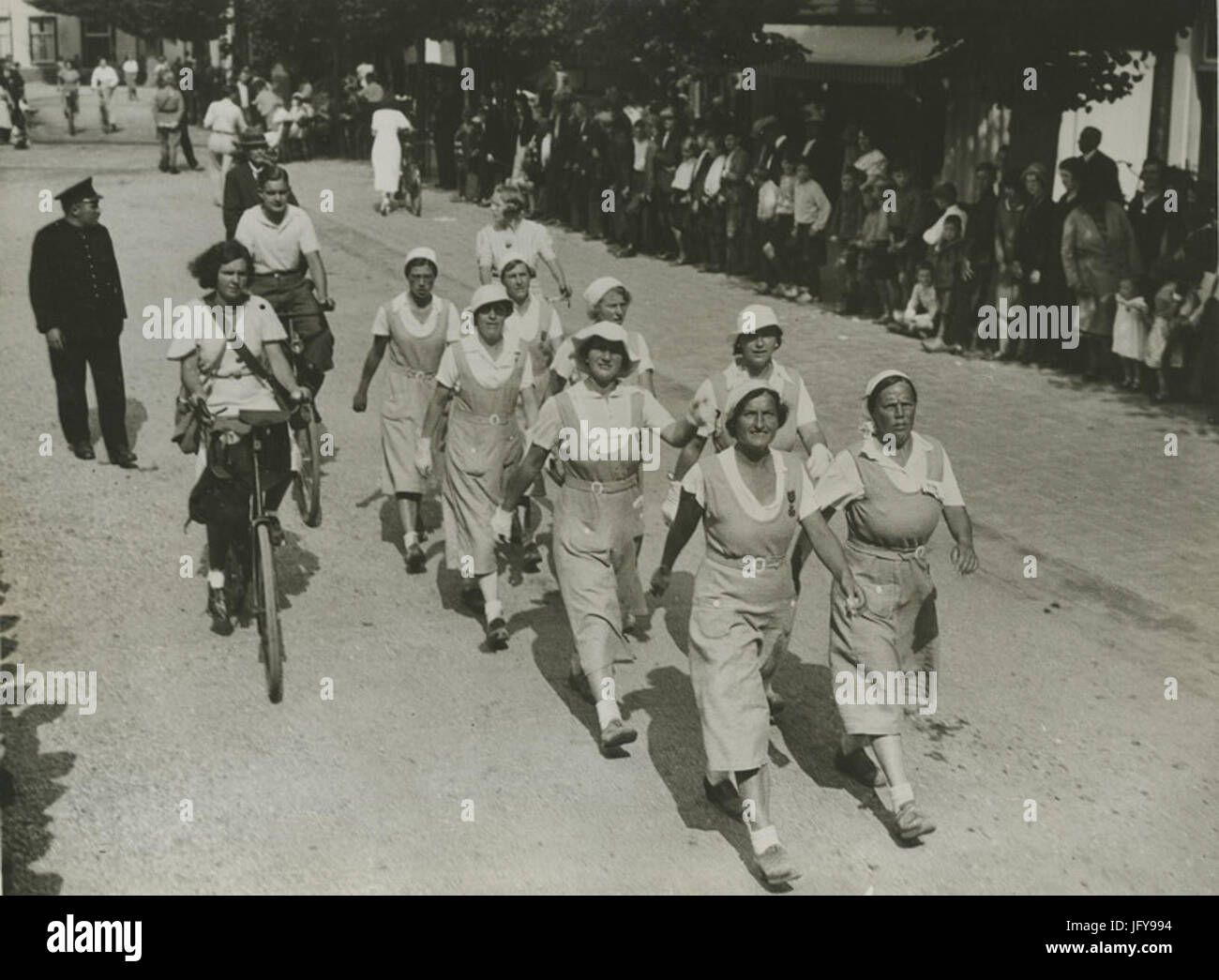 Een groep dames passeert Wijchen op de tweede dag van de 25e Vierdaagse. - F40611 - KNBLO Banque D'Images
