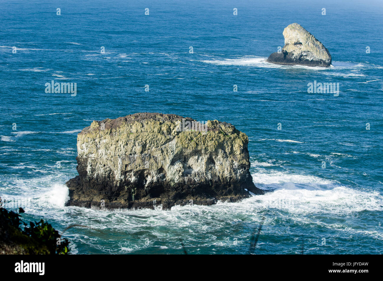 Rock et Rock pyramide pilier au large de Cape Meares Oregon sont des affleurements rocheux dans l'Océan Pacifique Banque D'Images