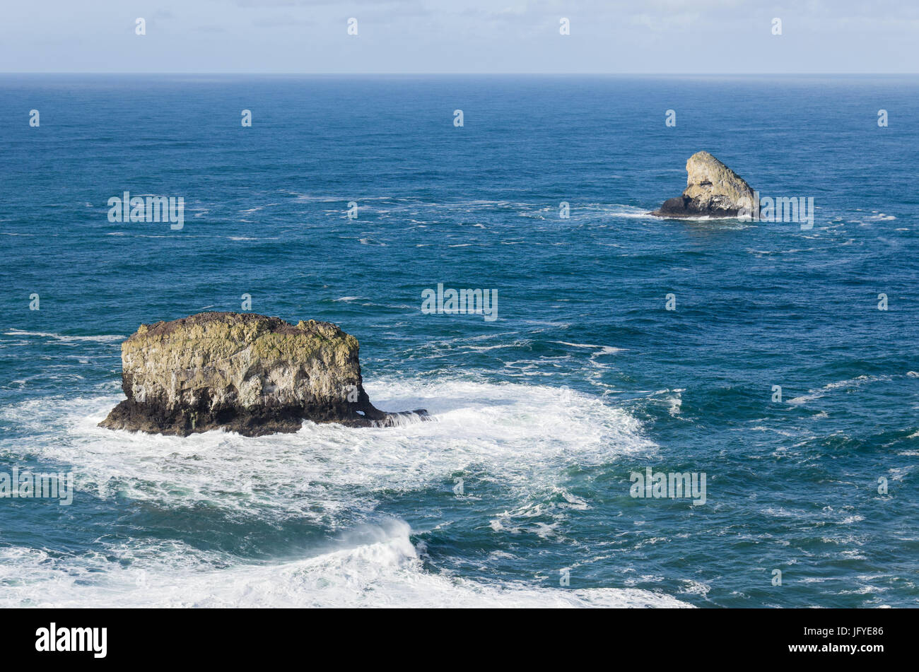 Rock et Rock pyramide pilier au large de Cape Meares Oregon sont des affleurements rocheux dans l'Océan Pacifique Banque D'Images