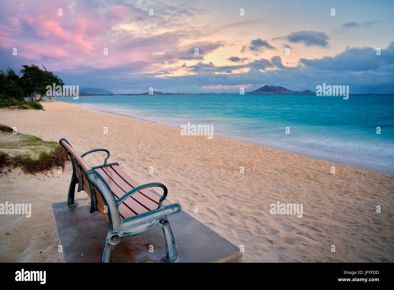 Banc avec lever du soleil les nuages et l'océan. Kailua Beach Park, Oahu, Hawaii Banque D'Images