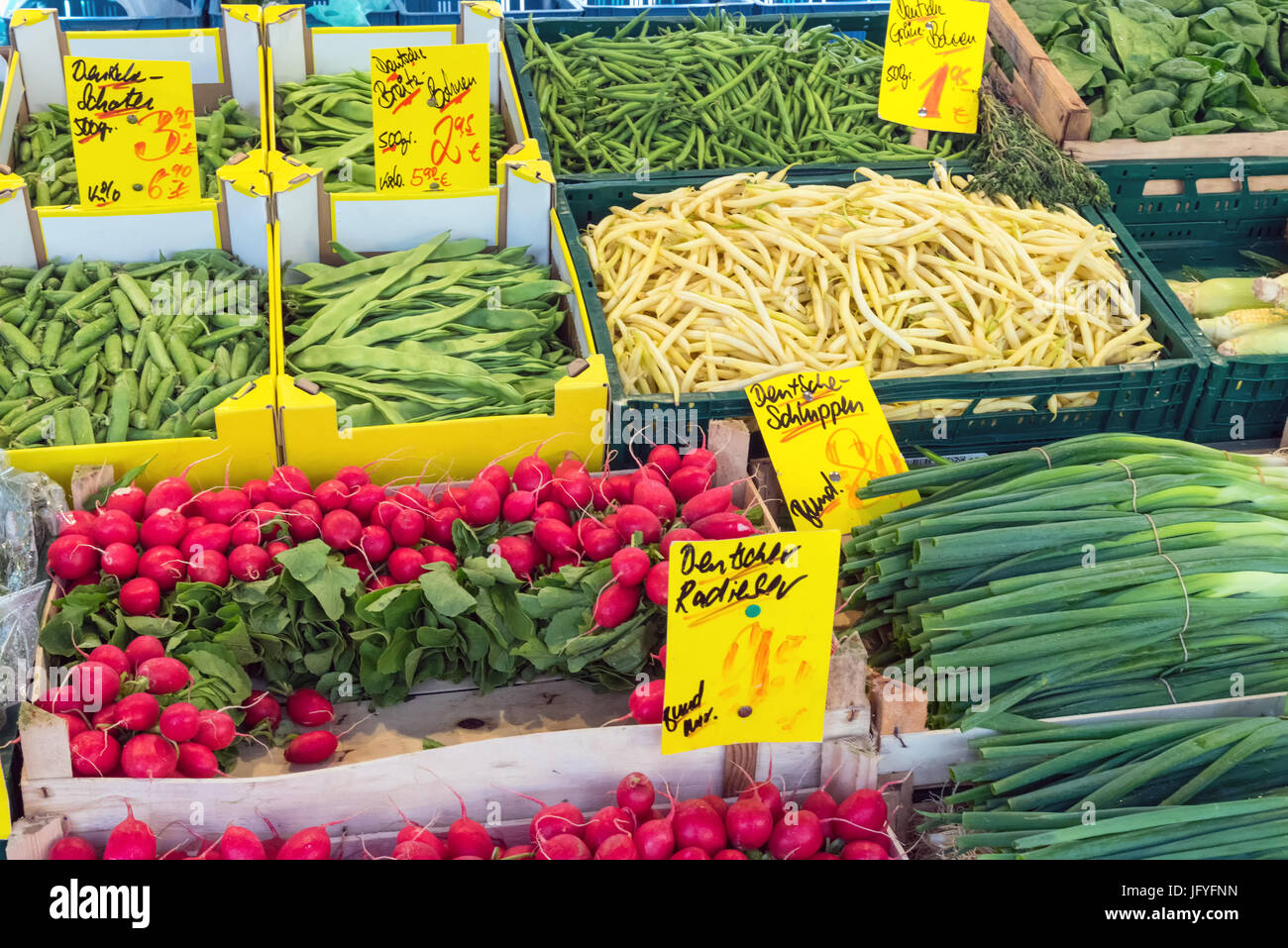 Pois, radis et la ciboulette à la vente à un marché Banque D'Images