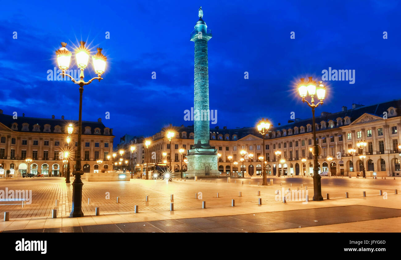 La colonne Vendôme , la Place Vendôme la nuit, Paris, France. Banque D'Images