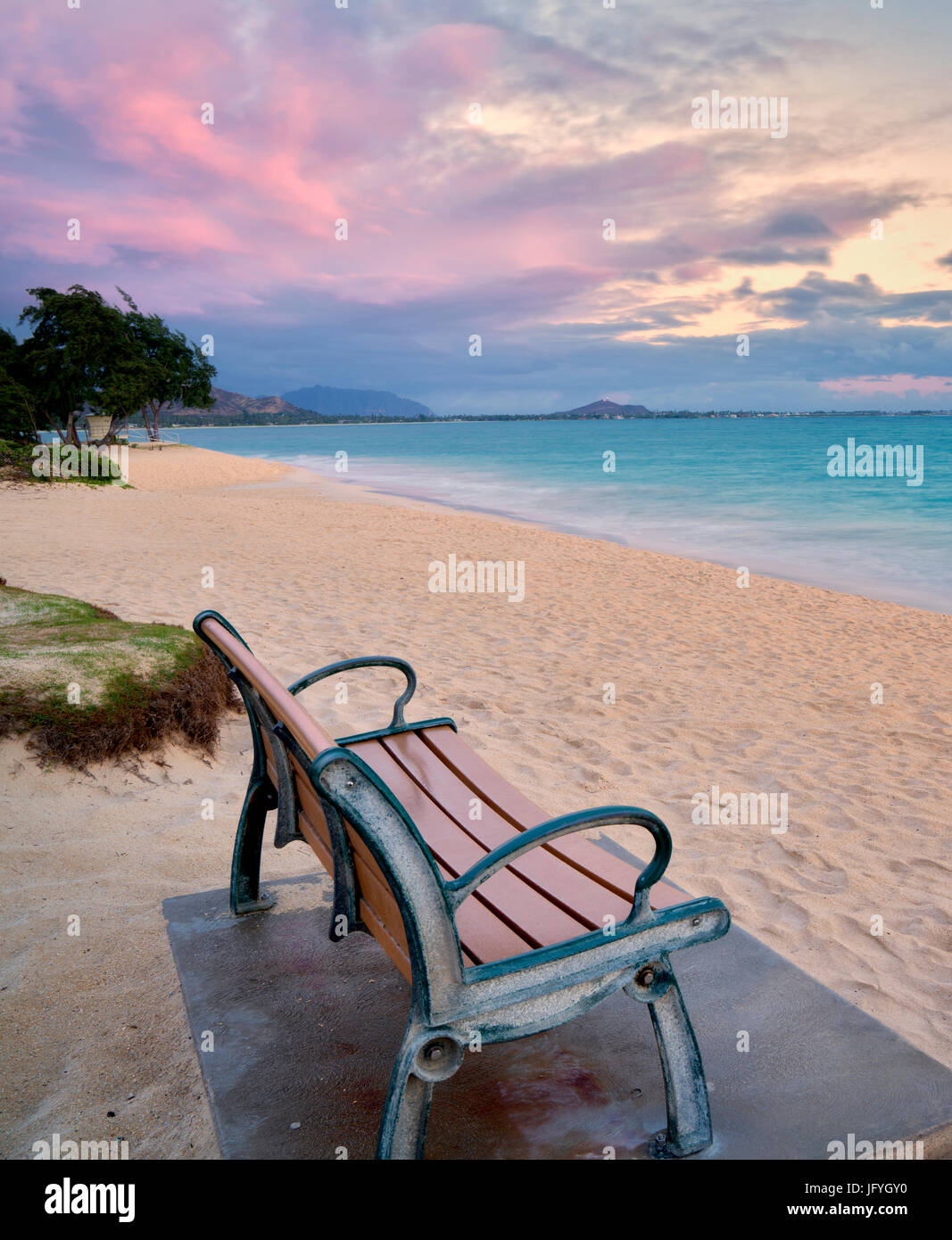 Banc avec lever du soleil les nuages et l'océan. Kailua Beach Park, Oahu, Hawaii Banque D'Images