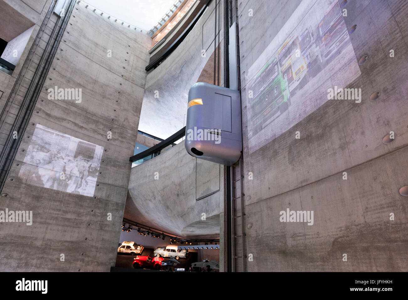 Ascenseur futuriste au musée Mercedes-Benz, conçu par un studio, Mercedesstr. 100 70372 STUTTGART Allemagne Banque D'Images