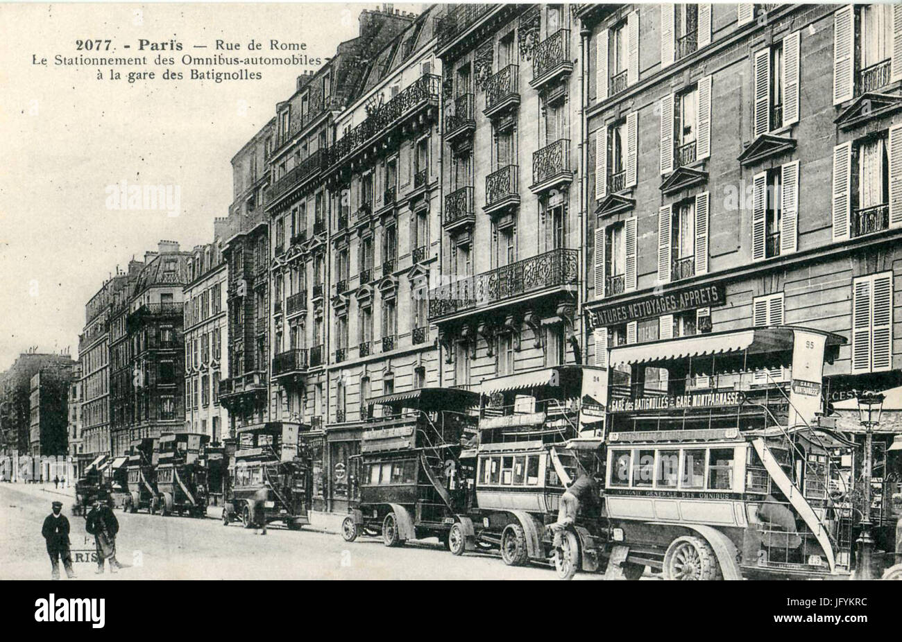 FF 2077 - PARIS - rue de Rome - Le stationnement des automobiles-Omnibus à la gare des Batignolles Banque D'Images